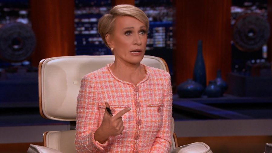 Barbara Corcoran, Shark Tank programında yatırım yaparken.